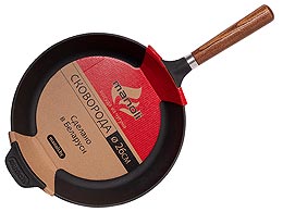 Сковорода из чугуна с деревянной ручкой