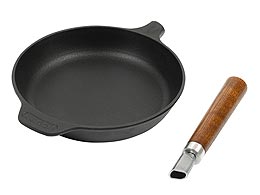 Сковорода из чугуна с деревянной ручкой Сковорода из чугуна с деревянной ручкой