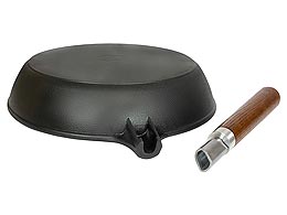 Сковорода из чугуна с деревянной ручкой Сковорода из чугуна с деревянной ручкой